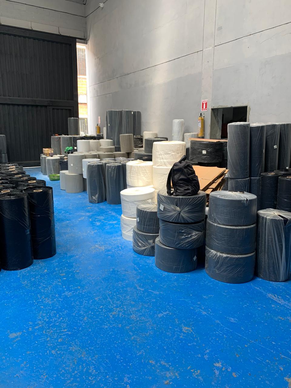 Bobinas de polietileno bobinadas y embaladas en la bodega de Multiplast JA