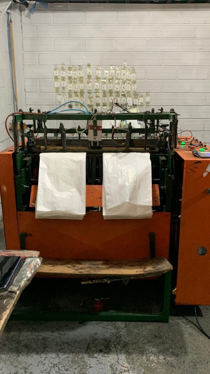 Bolsas plásticas blancas en control de calidad final dentro de la planta Multiplast JA