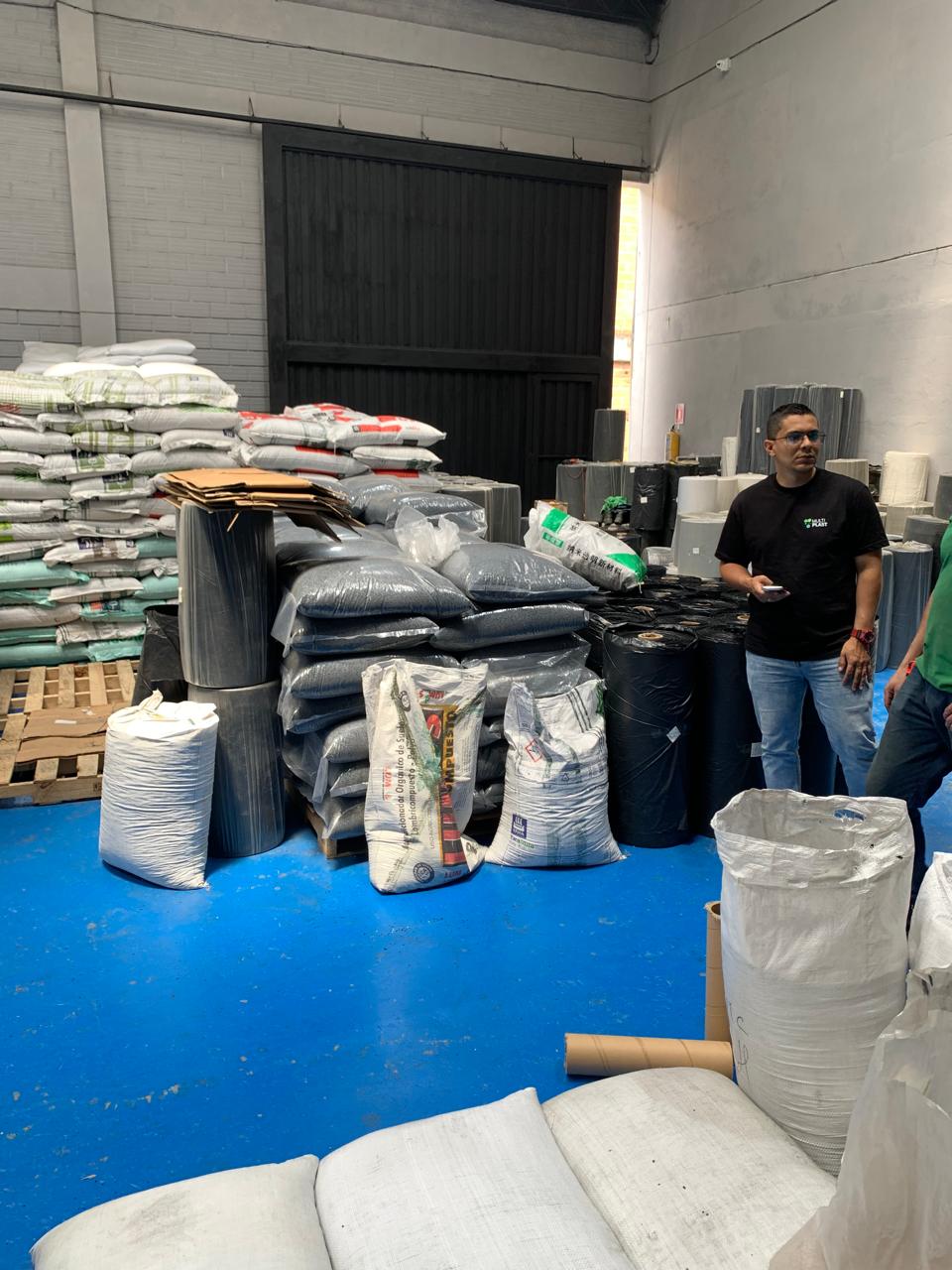 Equipo Multiplast JA preparando despachos de bolsas plásticas para el Área Metropolitana de Medellín